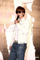 组图：棒棒堂变身LOLLIPOP-F签约金牌 罗志祥助阵