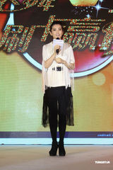 组图：李冰冰优雅亮相防走光 获赠金饰不停把玩