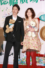 幻灯图：玉木宏香港宣传新电影 上野树里送朱古力 