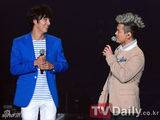 组图：尹施允捧场好友李正个唱献声抢镜