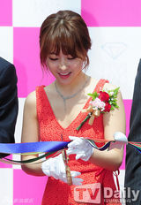 组图：朴宝英深V红裙亮相BestJewelryLady颁奖