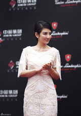 组图：黄奕气质白裙为新店剪彩