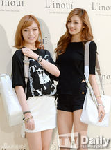 组图：张根硕少女时代等背靓包光鲜出席活动