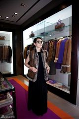 组图：秦海璐瘦身成功 精品店试装笑对镜头