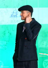 组图：钟汉良携《天龙八部》剧组亮相 大秀武功