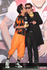 组图：杜德伟罗志祥相见欢 台上搞笑玩互亲