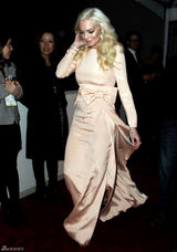 高清组图：林赛-罗韩粉色礼服亮相金球奖派对