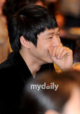 组图：金贤珠朴有天出席《闪闪发光的》发布会