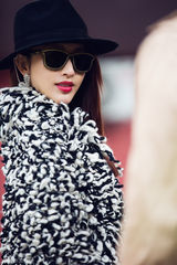 组图：张俪深秋街拍大片玩转英伦复古风