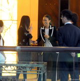 组图：那英张惠妹苦等庾澄庆热聊不停