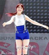 组图：GirlsDay发新辑秀性感 猛男泡泳池围观