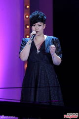 组图：林二汶献唱颁奖现场 黄裕翔钢琴伴奏