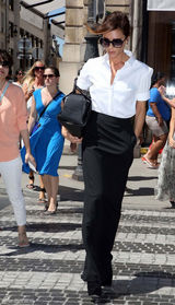 组图：维多利亚带儿子游玩 小潮男星样十足