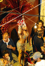 高清图：碧昂丝凯斯赶拍单曲MV 眩目服饰展桑巴风情