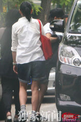 组图：刘若英素颜出门 与男友人亲密挑家具