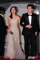 组图：李帝勋和方恩珍亮相釜山电影节闭幕红毯