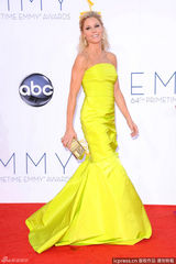 组图：艾美奖红毯 朱丽-鲍温荧光黄礼服明艳