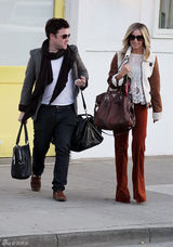 组图：阿什丽-提斯黛尔街拍 灯芯绒长裤搭外套