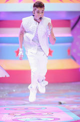 组图：比伯白衣献唱内衣秀 偷瞄超模小鹿乱撞