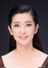 组图：李冰冰站台手捂胸口 脖颈处现红色伤痕