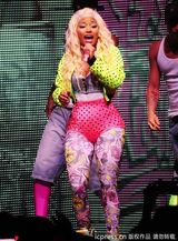 组图：麻辣鸡个唱粉丝强行上台 与保镖激烈扭打