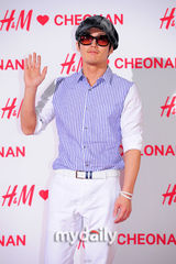 组图：李多海着抹胸裙挤爆乳 助阵服装店开业 