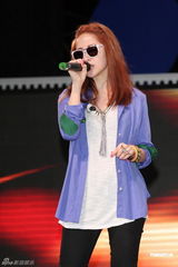 组图：萧亚轩昆凌等港台百位明星同台为公益开唱