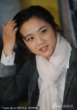 幻灯图集：汤唯纯情掩耳娇笑 灰色外套配白围巾