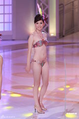 组图：港姐总决选  众佳丽性感泳装亮相