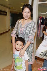 组图：黄泳霖有意追生 雷林静怡两女爱公主装