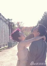 组图：杨千嬅再秀唯美婚纱 巴黎浪漫骑旋转木马