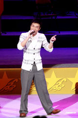 幻灯图：许志安同韩红红馆献唱 强调两人是兄妹