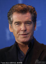 幻灯图集：《捉刀手》亮相 伊万与布鲁斯南比帅