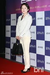 组图：苏志燮撑《菲洛梅娜》迷彩服小礼帽帅气