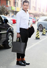 组图：何晟铭街拍黑白灰搭配变商务绅士