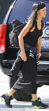 组图：蕾哈娜变身帅气女机长 私人飞机上庆祝777巡演