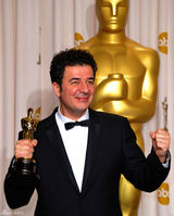 高清组图：奥斯卡后台获奖众星举金人光彩照人