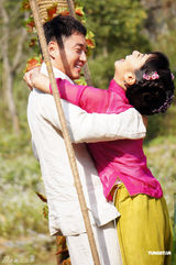 组图：叶璇李东学新戏秋千激吻 戏里戏外大秀恩爱