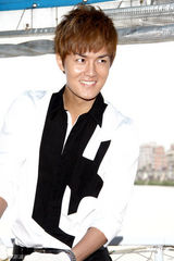 组图：吴克群为新专辑庆功 展现帅气笑容