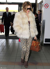 高清组图：谢丽尔-科尔街拍LOOK皮草搭配豹纹