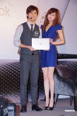 组图：陈柏霖视频聊天维系感情 工作中过白色情人节