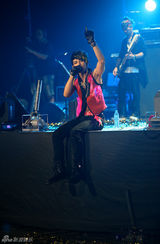 组图：汪东城北京开唱 裸上身与外籍辣妹肉搏