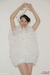 组图：蔡少芬挺大肚拍全家福 与爱女玩亲亲