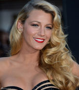 组图：布莱克-莱弗利低胸鱼尾裙曲线迷人