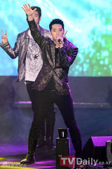 组图：2PM白智英携手亮相音乐庆典 Nichkhun未出席