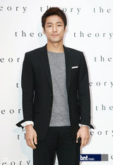 组图：少时秀英与金来沅等出席名品开业礼