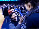高清图：“黑人”陈建州NBA中场向范玮琪求婚成功 