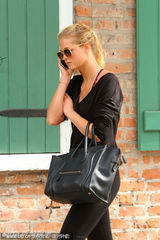 组图：莱奥纳多约会新欢遭偷拍 恼羞成怒竖中指