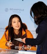 组图：韩星秀智为品牌站台 长发披肩清新邻家