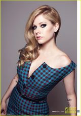 组图：艾薇儿登杂志封面 性感深V装秀事业线